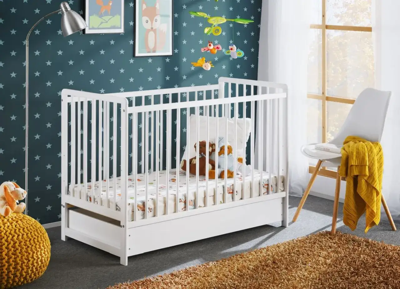 Lit b&eacute;b&eacute; blanc, par&eacute; pour un sommeil paisible. Peluches et mobile animalier pour r&ecirc;ver. Orientation lit b&eacute;b&eacute; pour bien dormir.