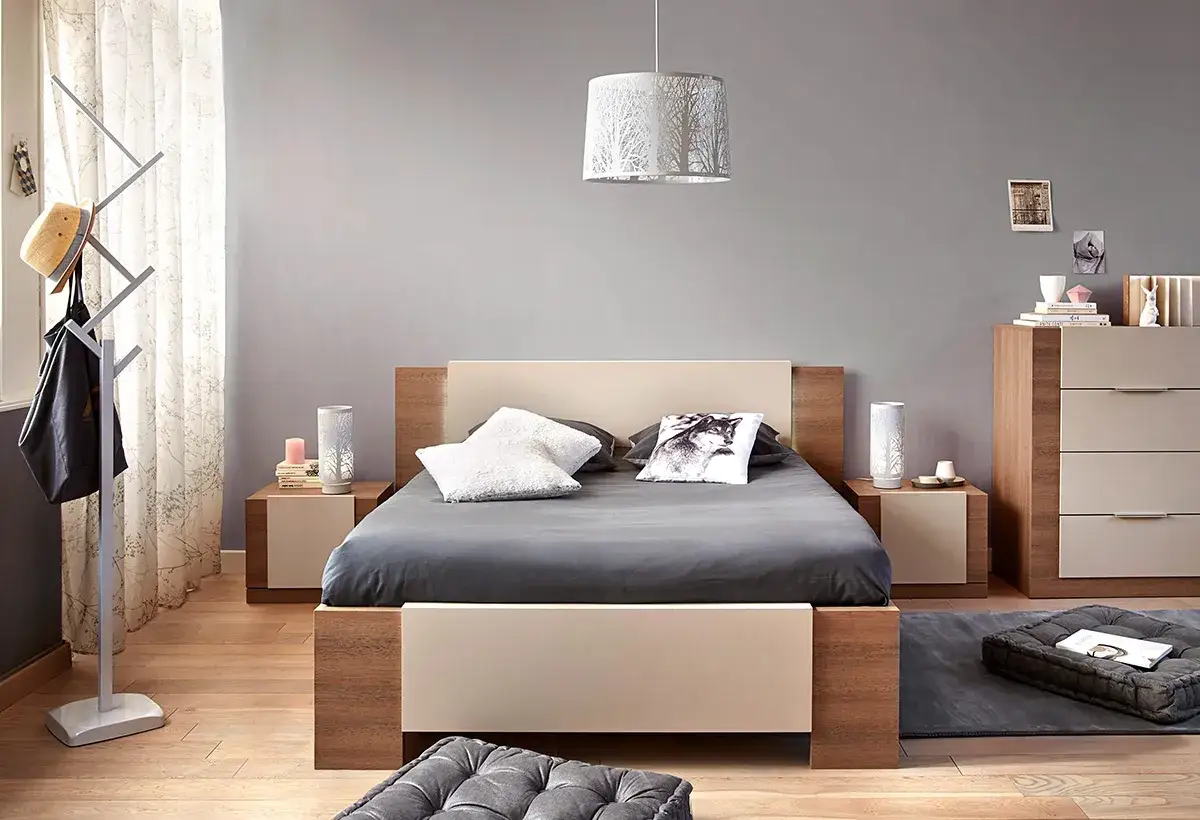 Quelle couleur avec le gris dans une chambre ? Le bois naturel et le beige apportent de la chaleur &agrave; cette chambre moderne aux murs gris.