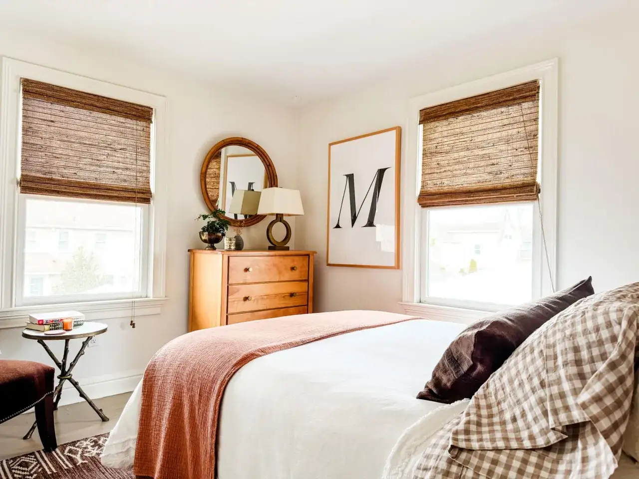 Chambre 10m2 cosy avec lit blanc, jet&eacute; corail, commode en bois, miroir rond, et grand 