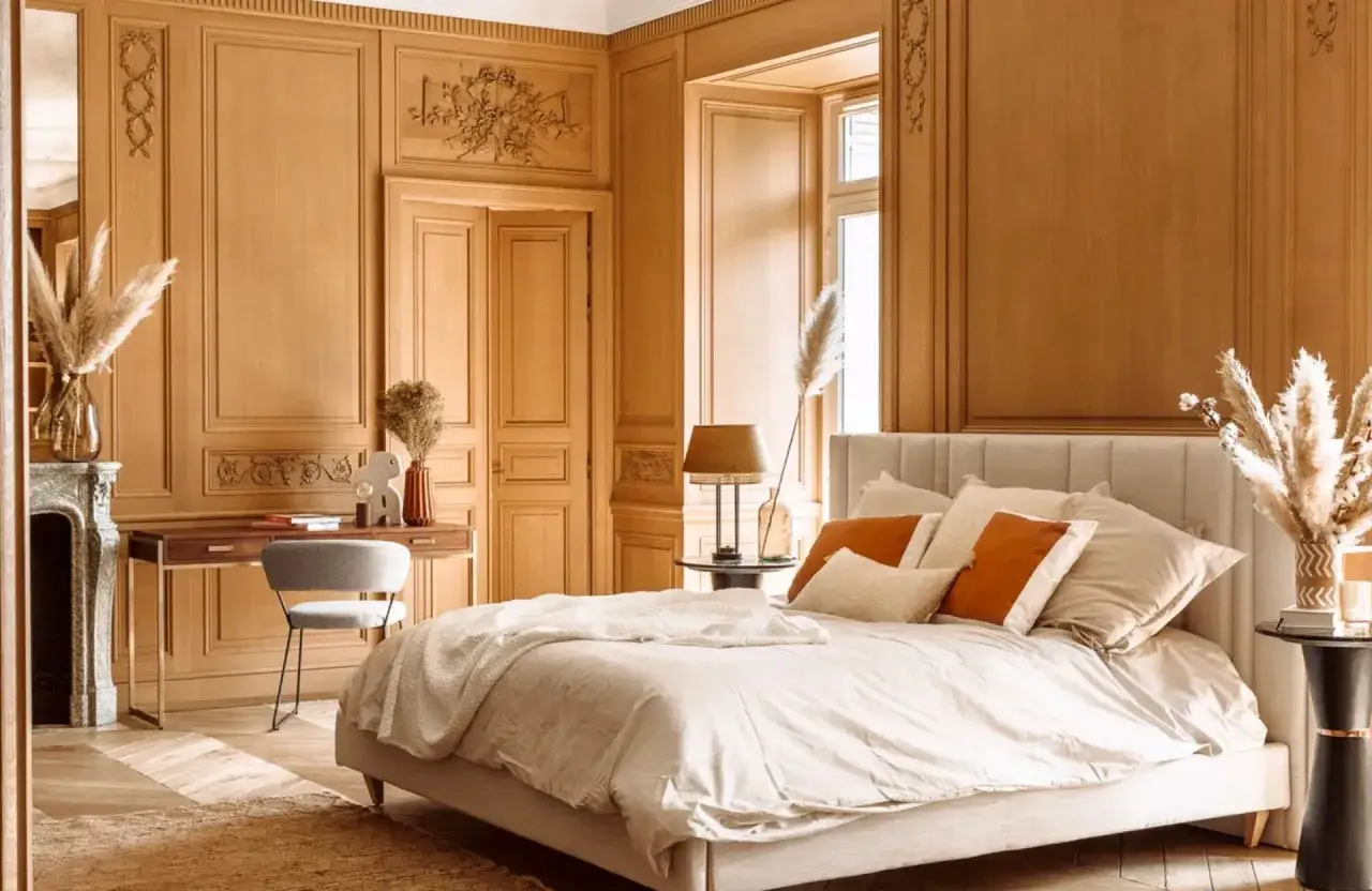 Une petite chambre parentale aux boiseries chaleureuses, avec un lit douillet, un bureau et une chemin&eacute;e d&eacute;corative.