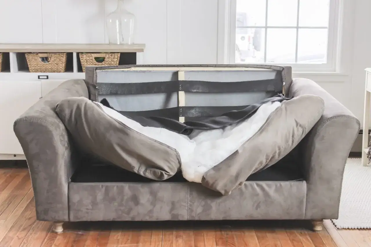 Canap&eacute; d&eacute;mont&eacute;, rembourrage visible. Comment faire pour redonner vie &agrave; des coussins avachis ?