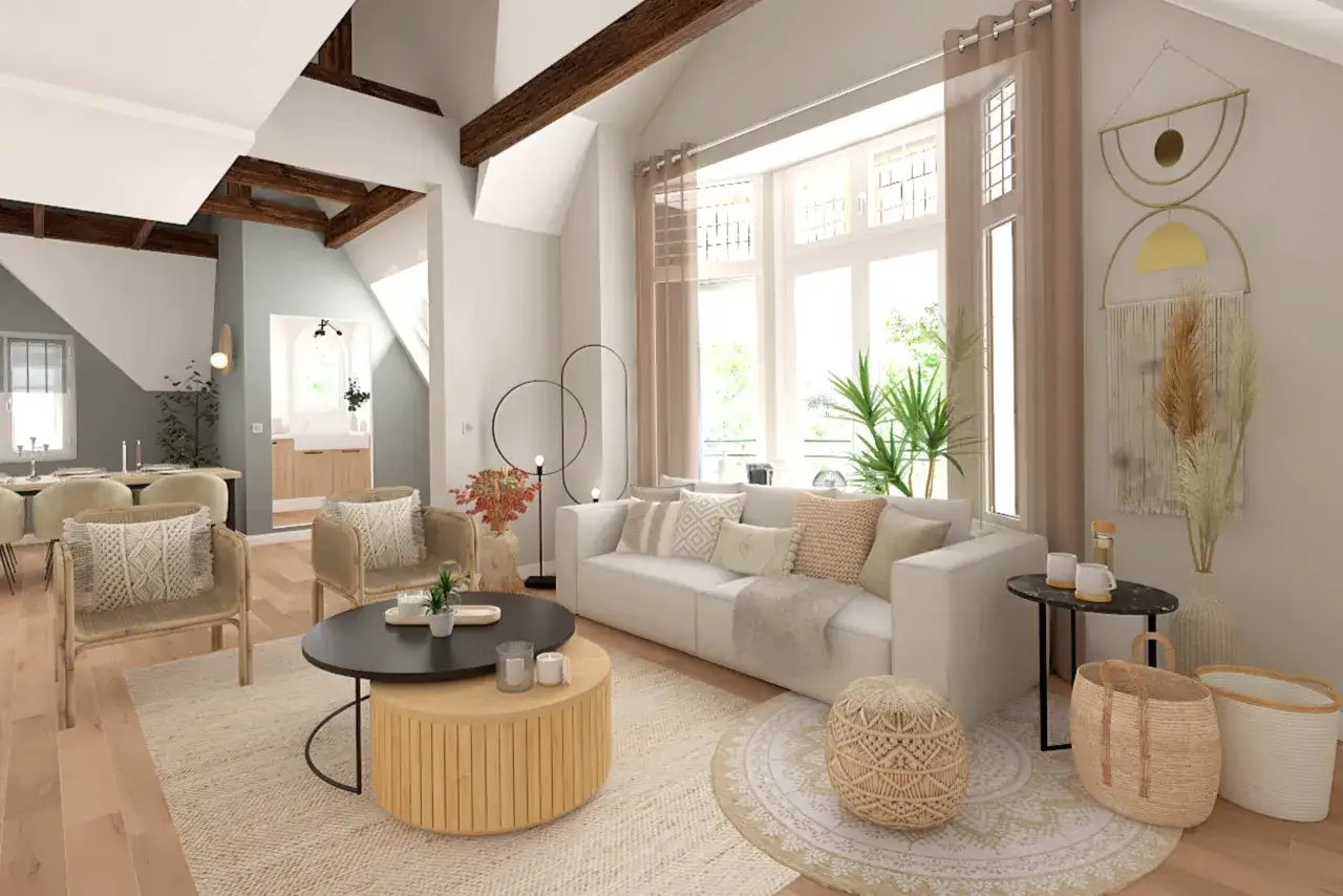 Un salon lumineux avec des poutres apparentes, un canap&eacute; blanc confortable, des fauteuils en rotin et une table basse ronde. La d&eacute;co salon lumineux est compl&eacute;t&eacute;e par des coussins textur&eacute;s et des paniers en osier.