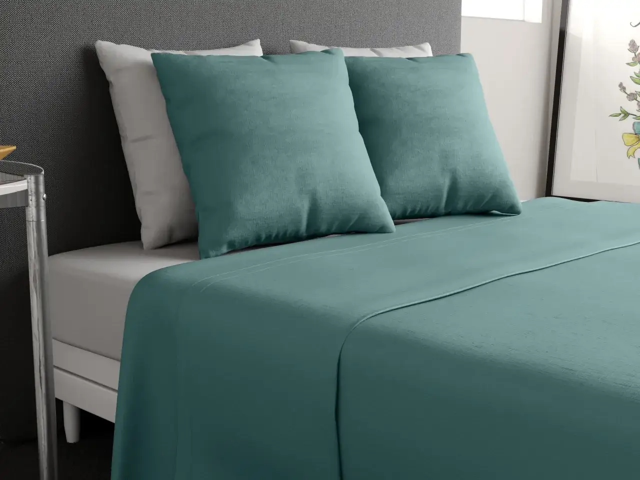 Drap de lit bleu canard, taille 140x190, avec deux coussins assortis sur un lit bien fait.