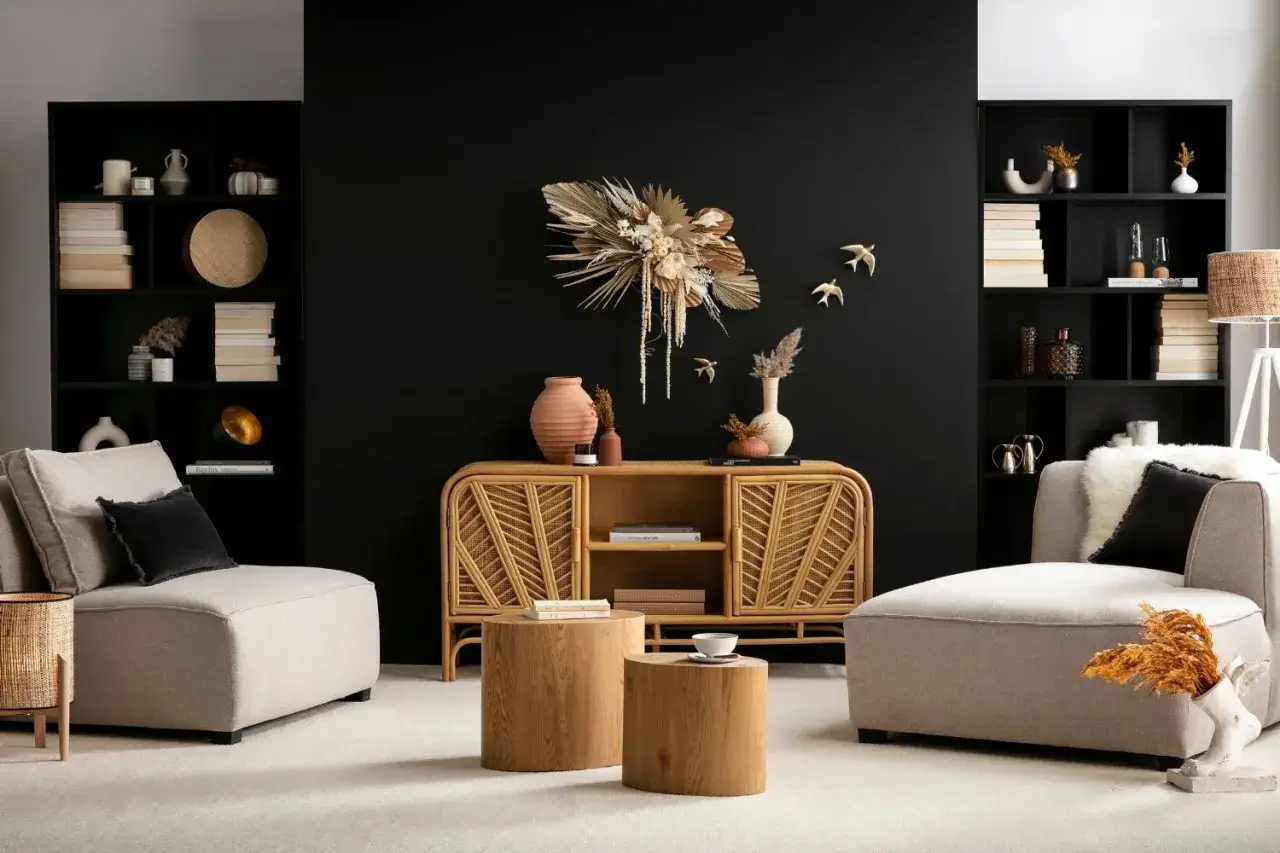 Ambiance chaleureuse et naturelle pour ce s&eacute;jour tendance. Meuble en rotin, fauteuils confortables, et d&eacute;co murale en pampas.