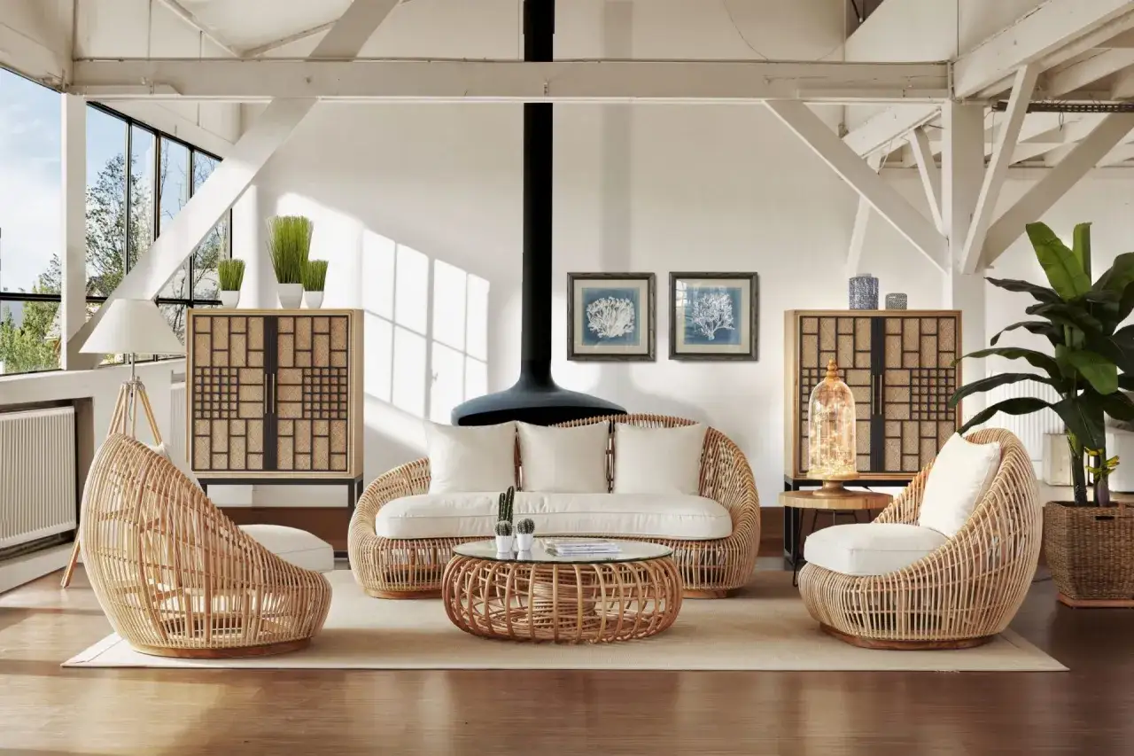 Salon cosy avec mobilier en rotin, une excellente id&eacute;e d&eacute;co pour un int&eacute;rieur chaleureux et naturel.