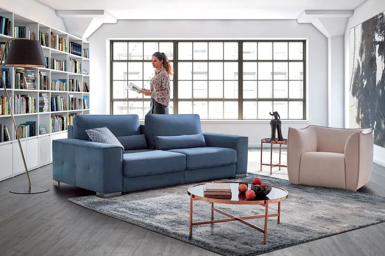 Un salon moderne avec un canapé bleu profond. Quelle couleur de canapé choisir ? Ce salon suggère le bleu pour une ambiance cosy.