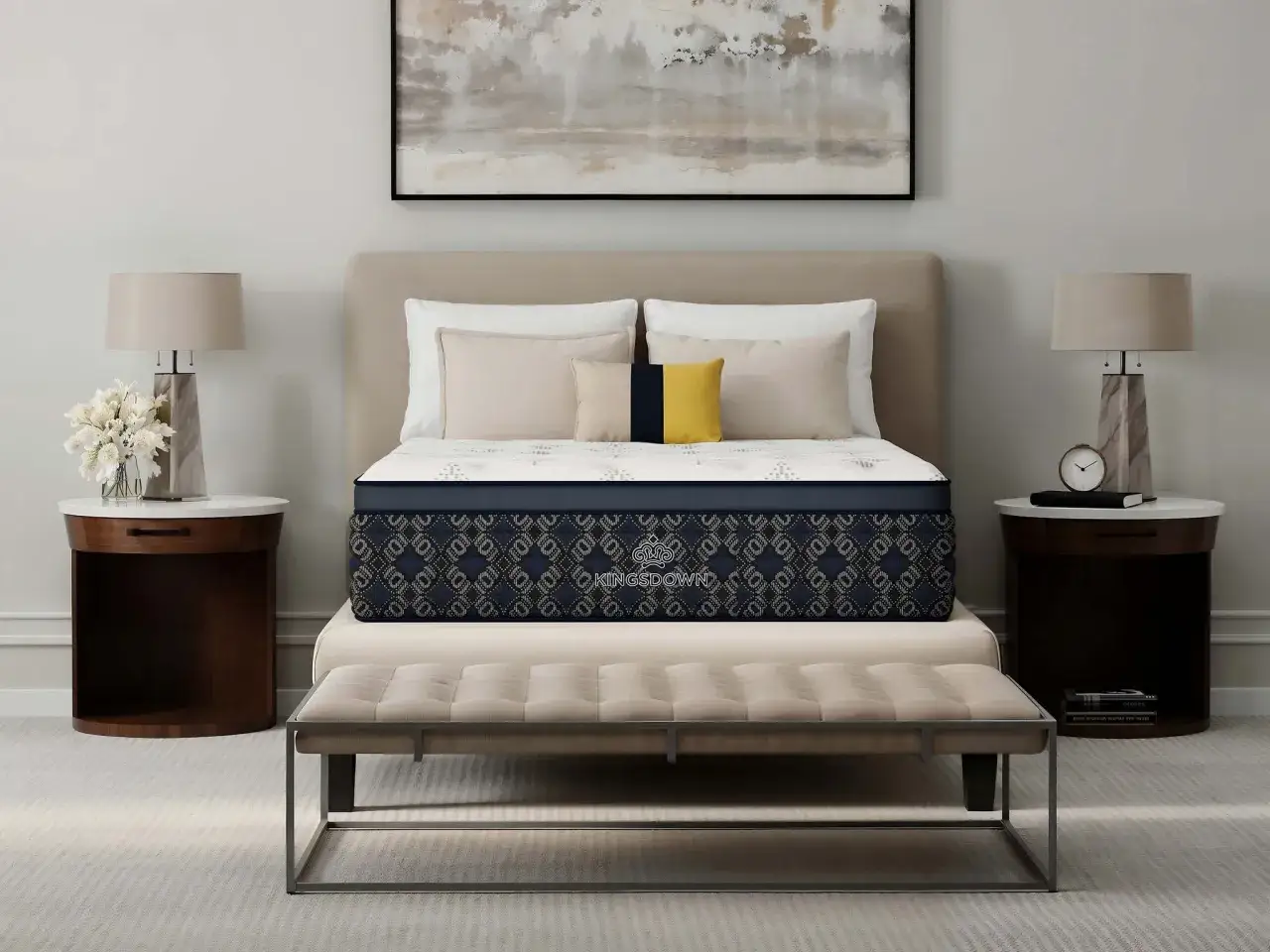 Un lit moderne avec un matelas hybride Kingsdown. Quel sommier pour matelas hybride ? Ce lit présente un design épuré et des couleurs neutres.