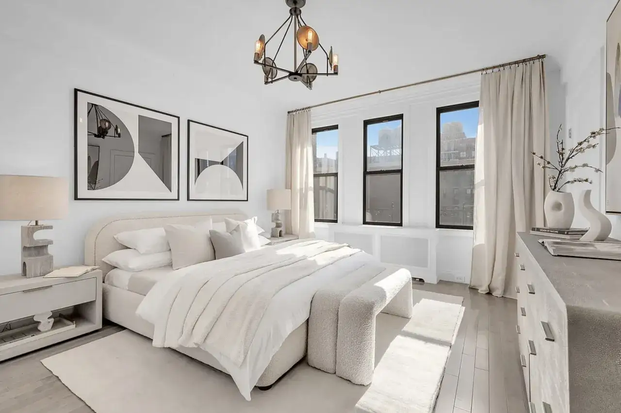 Chambre lumineuse avec lit douillet, tables de chevet, commode et art mural. Id&eacute;es pour comment placer un lit dans une chambre pour un espace harmonieux.