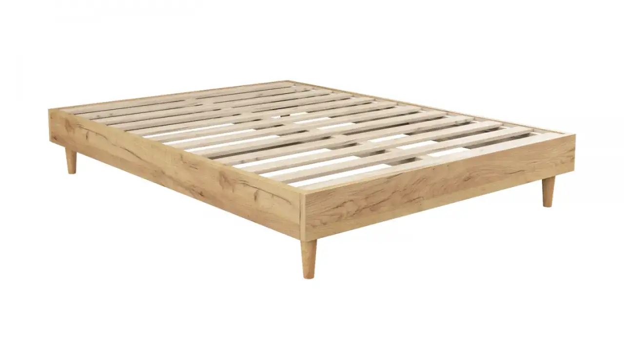 Cadre de lit en bois clair avec lattes, id&eacute;al pour poser un sommier &agrave; lattes et cr&eacute;er un espace de couchage confortable.