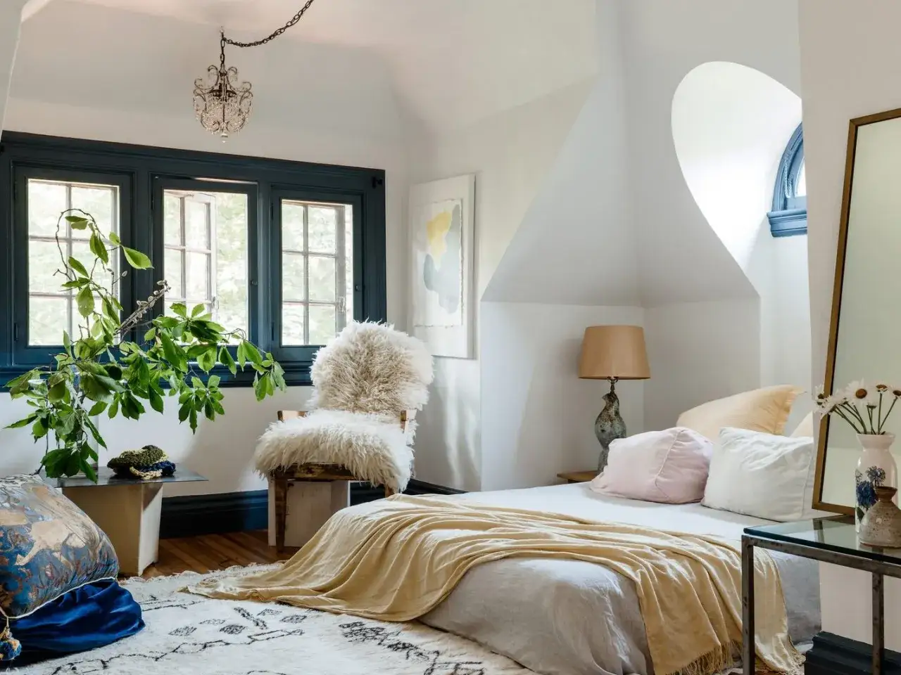 Id&eacute;es pour comment d&eacute;corer sa chambre : un lit douillet, une plante luxuriante, un fauteuil moelleux et une touche boh&egrave;me pour une ambiance chaleureuse.