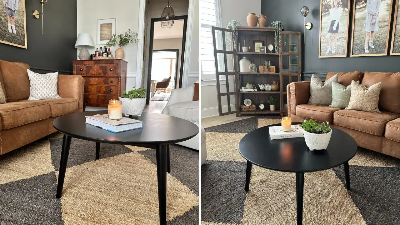 Table basse ronde noire, ornée d'une bougie allumée et d'un livre, sur un tapis géométrique. Un canapé en cuir marron et une commode ancienne complètent le décor.