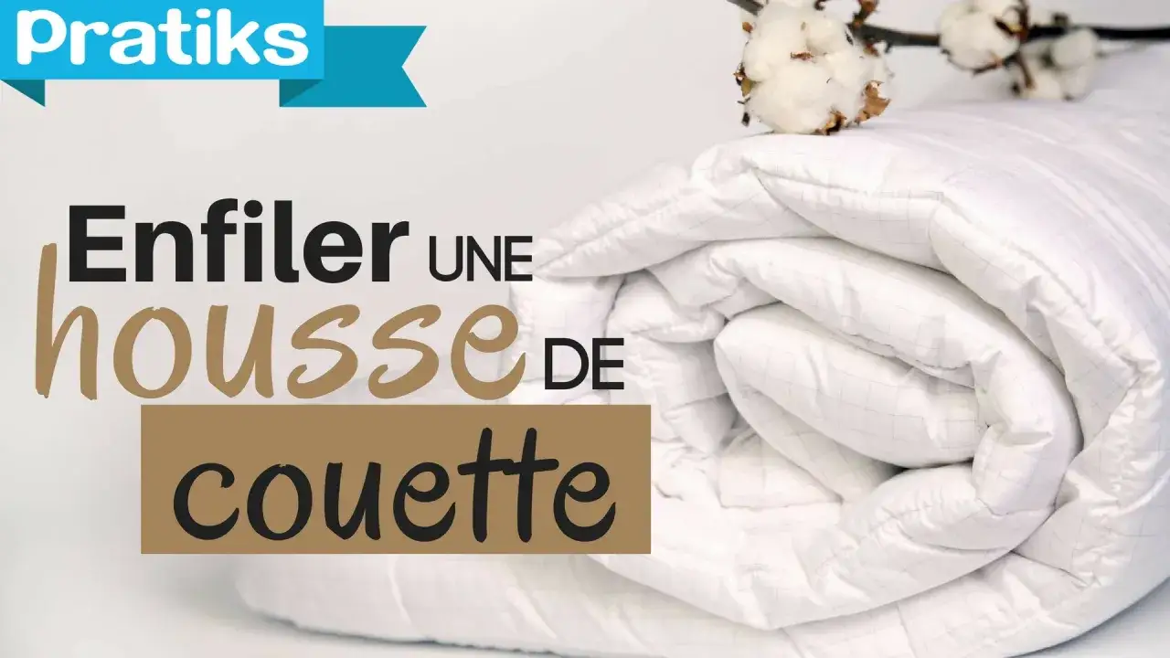 Comment mettre la housse de couette facilement. Une couette blanche pliée, avec du coton en arrière-plan.