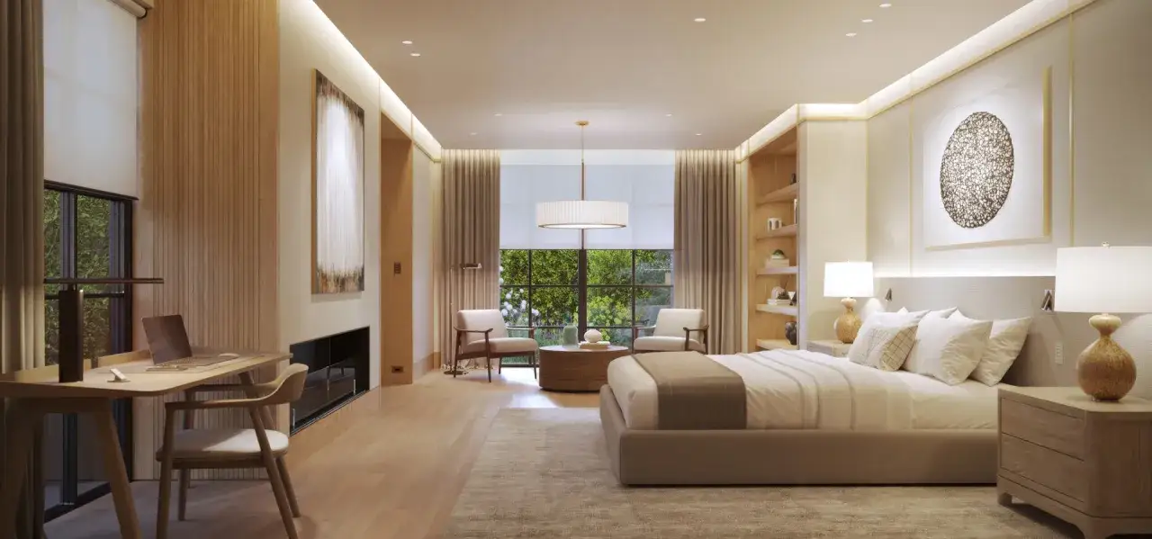 Chambre luxueuse avec un lit douillet, un bureau et un coin salon. Le plan &eacute;clairage met en valeur les textures bois&eacute;es et les &oelig;uvres d'art.