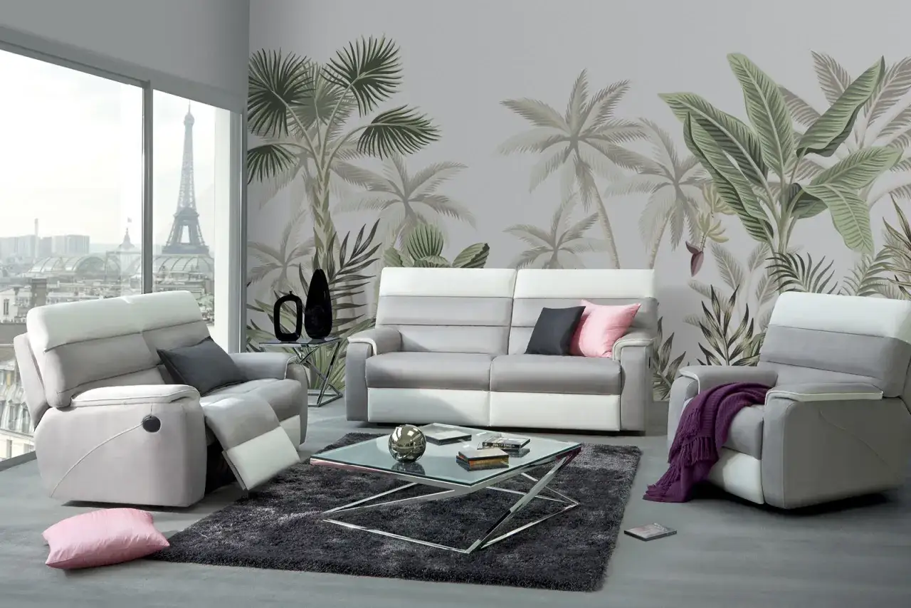 Un salon moderne avec un papier peint tropical, des fauteuils confortables et un canap&eacute; gris et blanc. La vue sur Paris ajoute une touche unique &agrave; cette deco sejour.