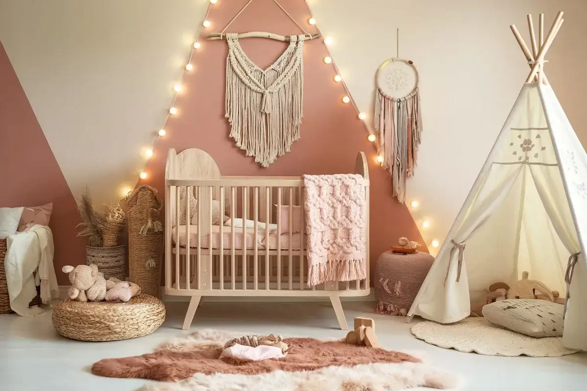 Une chambre bébé mixte avec un lit en bois, une tente indienne, des paniers en osier et une décoration murale bohème. Une belle idée déco chambre bébé mixte.
