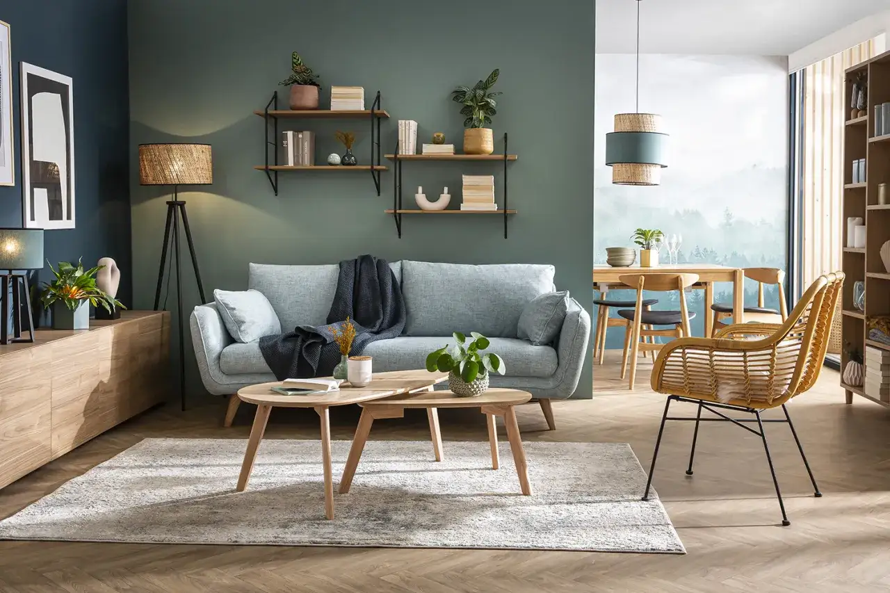 Étagères murales, lampadaire, et console en bois : des idées pour que mettre derrière un canapé et créer un espace cosy.