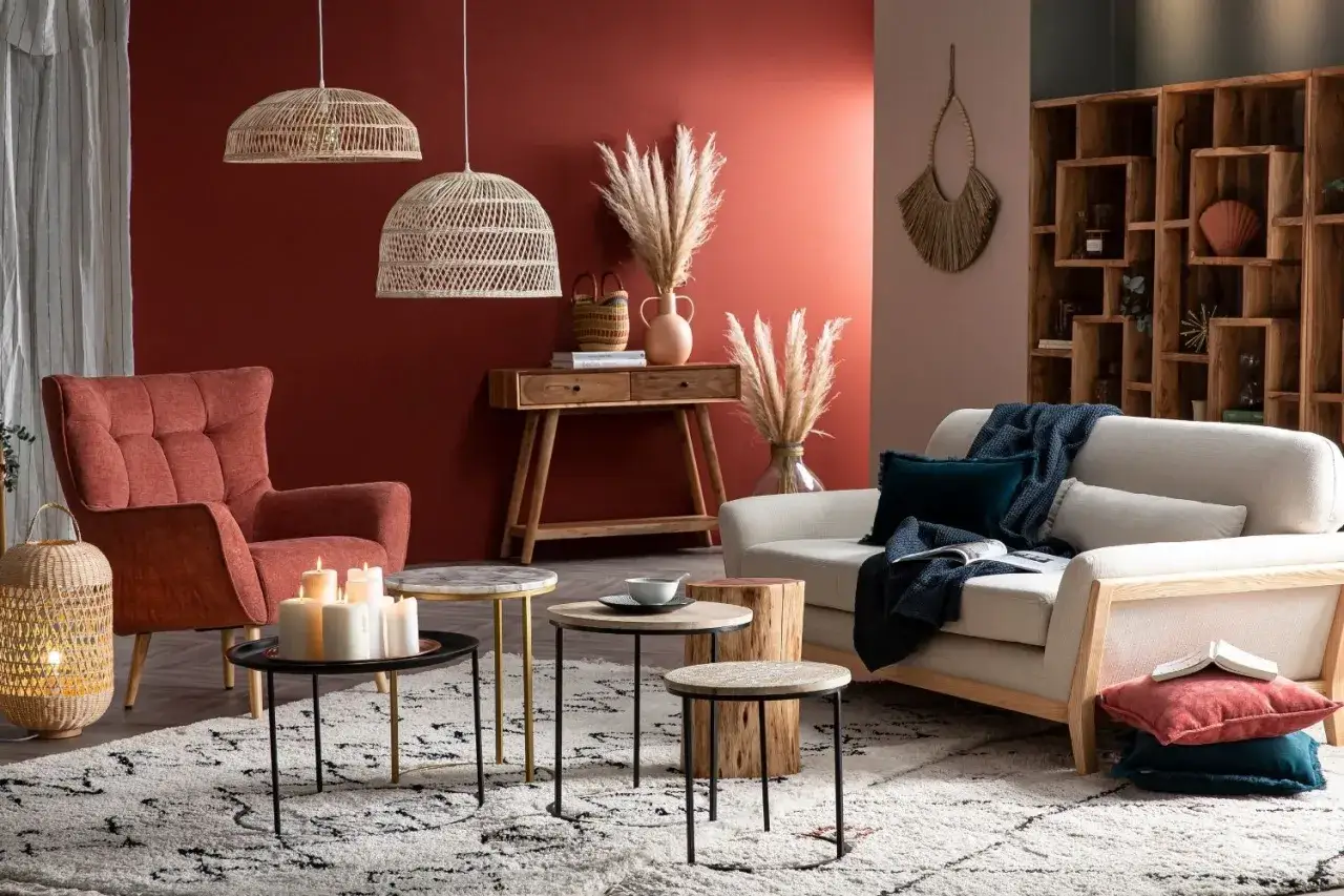 Salon cosy avec fauteuil rouille, canap&eacute; clair, tables basses rondes et suspensions en rotin. Ambiance chaleureuse pour une deco boho chic r&eacute;ussie.