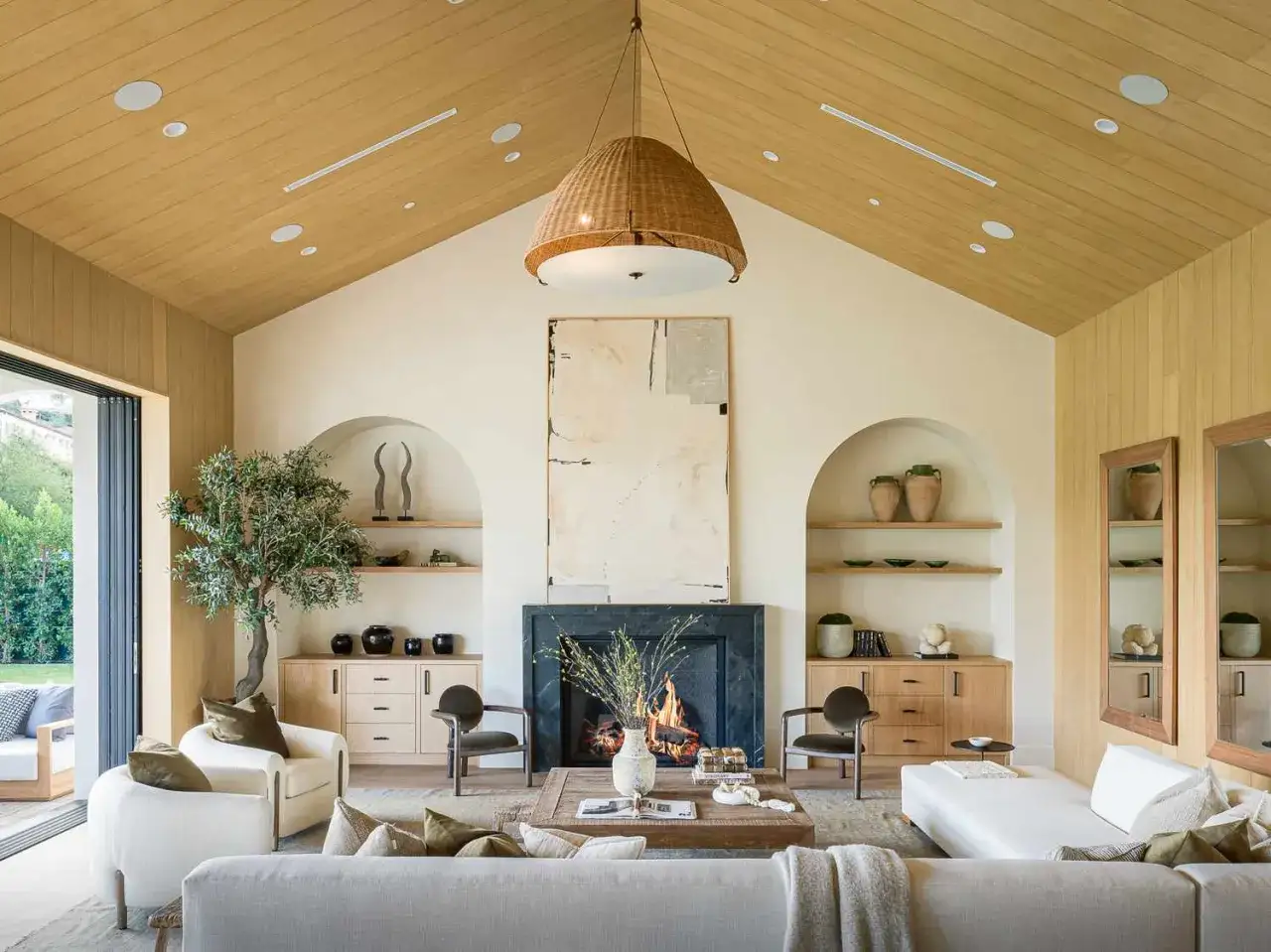 Salon lumineux avec chemin&eacute;e, &oelig;uvre d'art abstraite et mobilier invitant. Une parfaite deco maison moderne chic pour un int&eacute;rieur chaleureux.