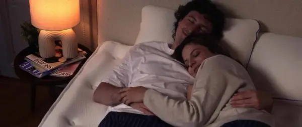 Un couple s'endort paisiblement, la tête au nord, blottis l'un contre l'autre dans un lit douillet.